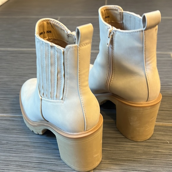 Elegant Cream Heeled Boots - Picture 3 of 5